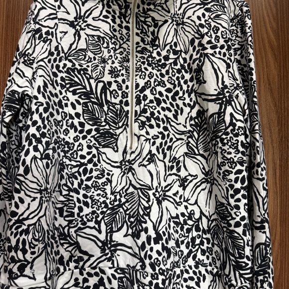 Lilly Pulitzer ELENI UPF 50+ PULLOVER, ONYX LOTS TO SPOT - Picture 3 of 3